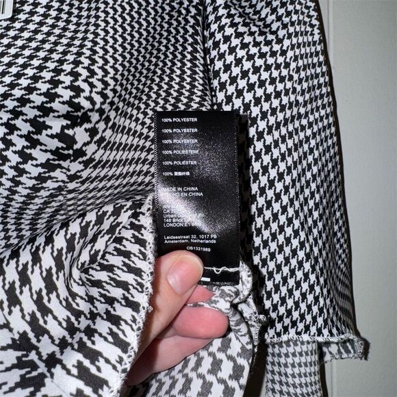 Urban Outfitters Women's XS Black Satin Collared Short Sleeve Blouse‎ - Picture 6 of 7